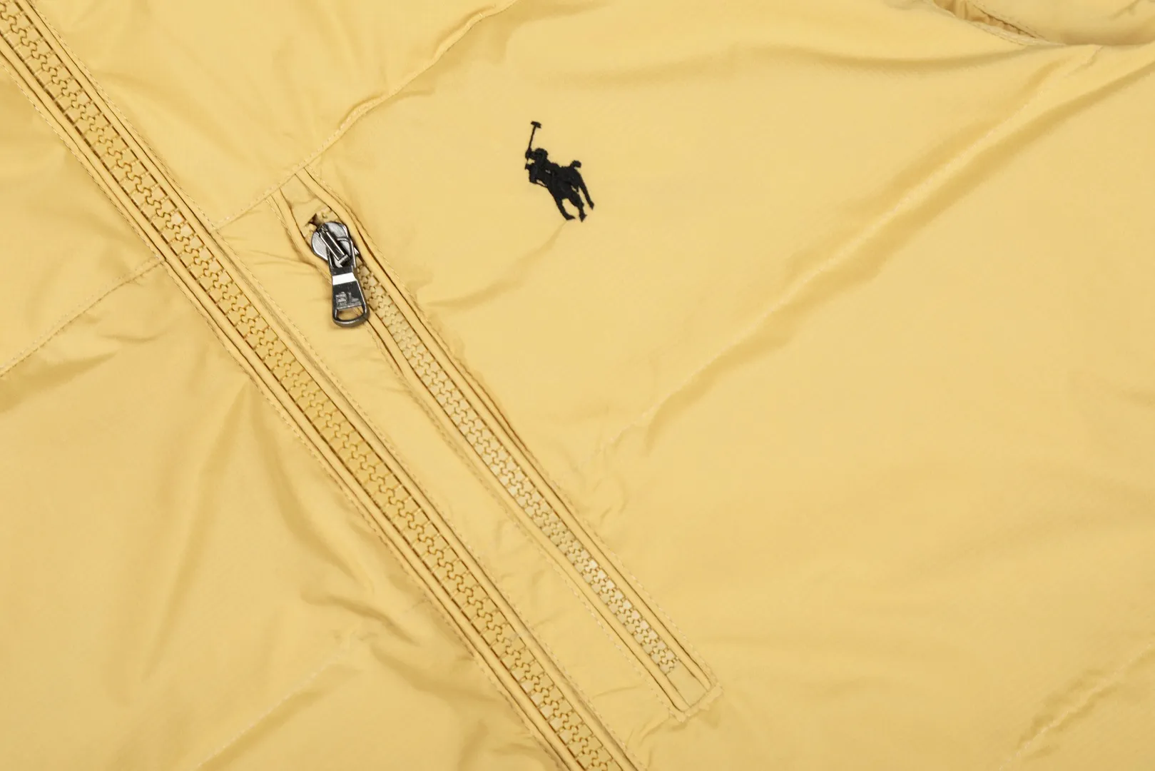 P490 Top quality" Style number: 9002# [Ralph Lauren winter basic solid color embroidery same style down vest for men and women] ✅Ralph Lauren American retro chest zipper high version top-level down filling winter down vest ✅100% high-quality white duck down, high version top-level down filling ✅Double-layer inner velvet to strictly prevent velvet running ✅Built-in adjustable drawstring, windproof and coldproof, considerate and in place ✅Original version, the maximum size can be worn up to 200 pounds. Loose and comfortable, no pressure. ✅Same style for male and female couples. Recommended OOTD wear in winter~ Size: S-XL Color: Black, Navy, Khaki, Wood Green
